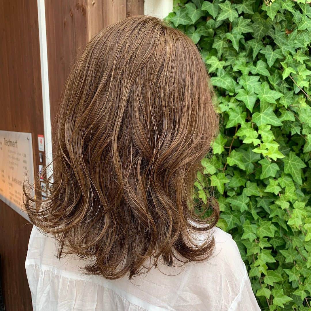 【北堀江・美容室 peaks hair】さんのインスタグラム写真 - (【北堀江・美容室 peaks hair】Instagram)「ㅤㅤㅤㅤㅤㅤㅤㅤㅤㅤㅤㅤㅤ ㅤㅤㅤㅤㅤㅤㅤㅤㅤㅤㅤㅤㅤ ミルクティーベージュカラー ㅤㅤㅤㅤㅤㅤㅤㅤㅤㅤㅤㅤㅤ ハイライトを入れるとよりミルクティー感がでます！ ㅤㅤㅤㅤㅤㅤㅤㅤㅤㅤㅤㅤㅤ stylist オクノ ㅤㅤㅤㅤㅤㅤㅤㅤㅤㅤㅤㅤㅤ  #peakshair #ピークスヘアー#堀江#北堀江#美容室#Instagood#Instahair#hairstyle#Instafashion#イルミナカラー#小顔#美意識#おしゃれな人と繋がりたい#おしゃれ#お洒落#ヘアアレンジ#ヘアスタイル」6月21日 9時06分 - peakshair