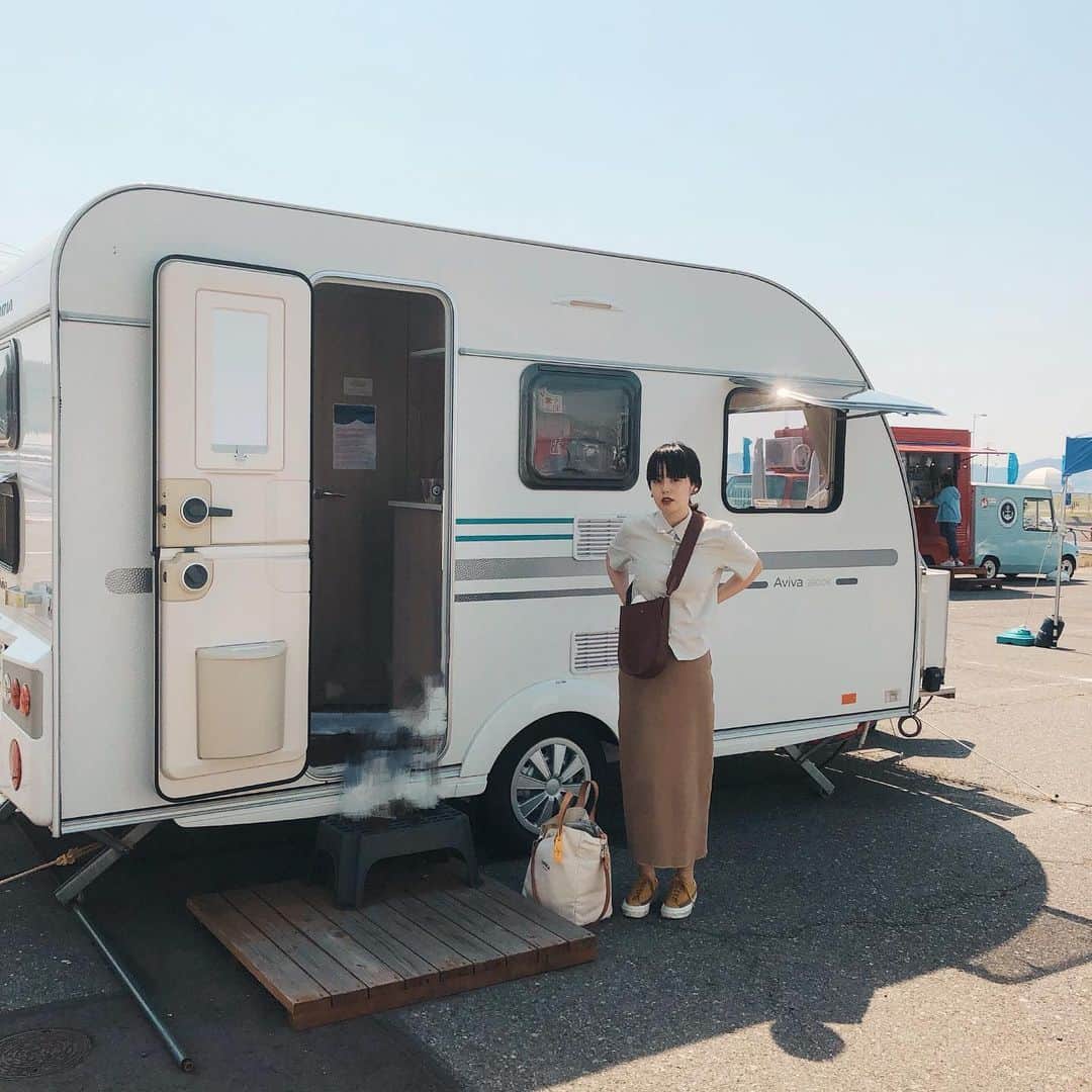 のインスタグラム：「ついに。。！夢だったキャンピングカーを買いました！、、と、いつか言いいたい🥺  エアストリームとか、何かしらのキャンピングカーを買って山奥やら秘境やらで放浪生活するのが夢です。。🏕 先日初めて、たまたまこのキャンピングカーに泊まりました！（当日朝に決めた旅行で、ホテルがちょうどいい場所になく、見つけた宿がこれだった）  思った以上に快適で、本当にいつか買うのもありかも、、とちょっと身近になった🚛  日々忙殺される中で忘れ去られがちな夢ではありますが、ハッシュタグ検索で #キャンピングカー とか、#キャンピングカーのある生活 #キャンピングカーの旅 みたいな写真を眺めるのも好きで、たまにやるとすごい楽しいです。。！ #キャンピングカーショー なるものも開催しているらしく、今度ある時ぜひ行ってみたい。。 お友達のみなさん、一緒に行ってくれる人、とか、なんなら持ってるよという人いたりして？？ご一報ください😳」