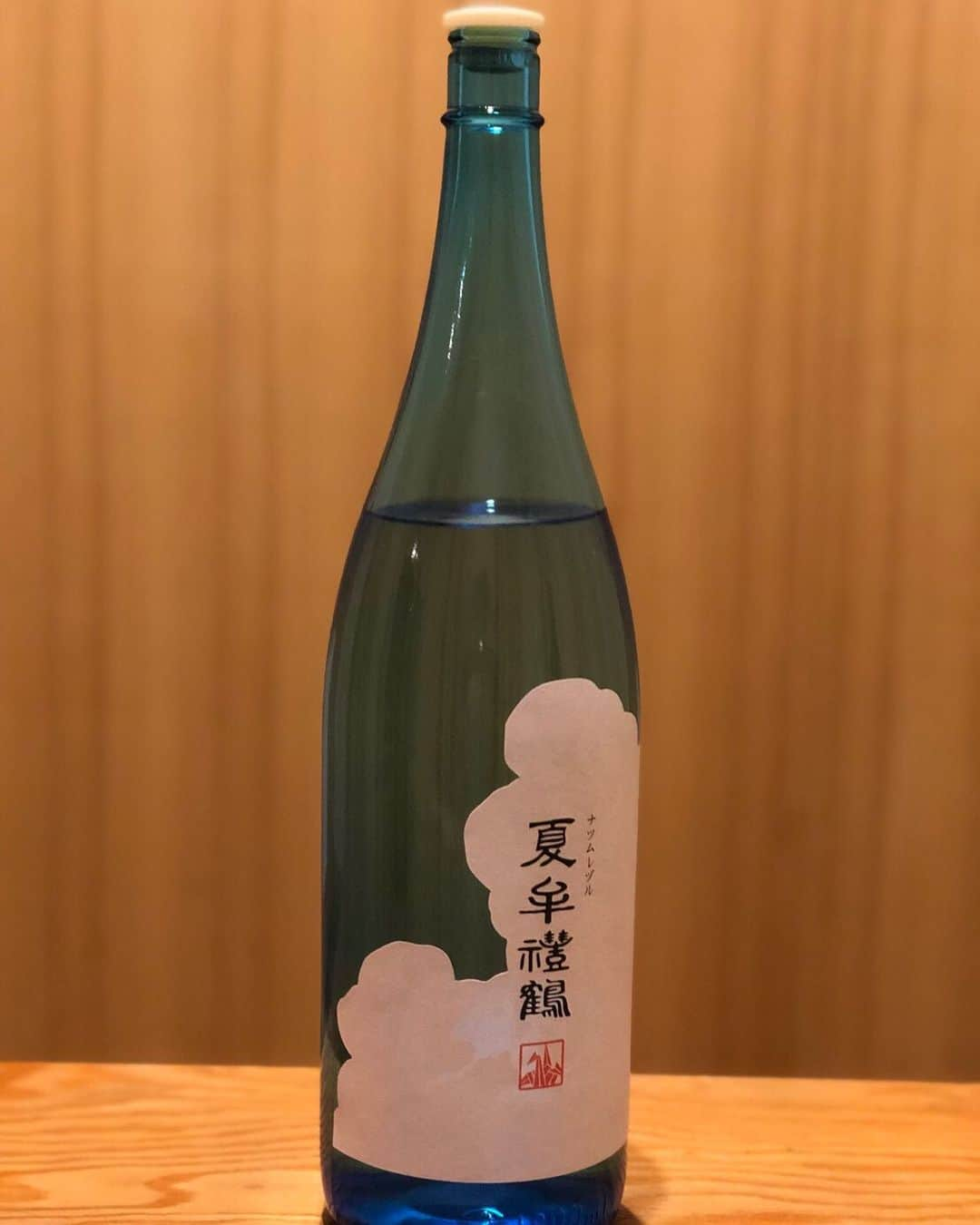 居酒屋やぐらさんのインスタグラム写真 - (居酒屋やぐらInstagram)「. 『居酒屋やぐら』 ～八幡山駅から徒歩3分～ URLはこちら⇒（@yagura__official） ------------------------------------------------ 大分本格麦焼酎『牟禮鶴』 祖母山、阿蘇山、久住山など九州を代表する山々に囲まれ、 豊かな自然に包まれた大分県の豊後大野市朝地町にある小さな蔵元で製造🍶✨ 常圧の香ばしさと減圧のスッキリ感を出し、クイッと飲めるこの夏の季節にはピッタリな焼酎です😊💖 ------------------------------------------------ #東京 #八幡山 #居酒屋やぐら #居酒屋 #創作 #宴会 #歓送迎会 #女子会 #酒場 #串焼き #地酒 #酒 #落ち着く空間#food #foodstagram #飲食店 #デート #おいしい #杉並区#刺身 #ビール #美味しい #深夜営業 #焼酎 #お刺身 #お酒 #大分本格麦焼酎 #麦焼酎 #牟禮鶴」6月21日 9時13分 - yagura__official