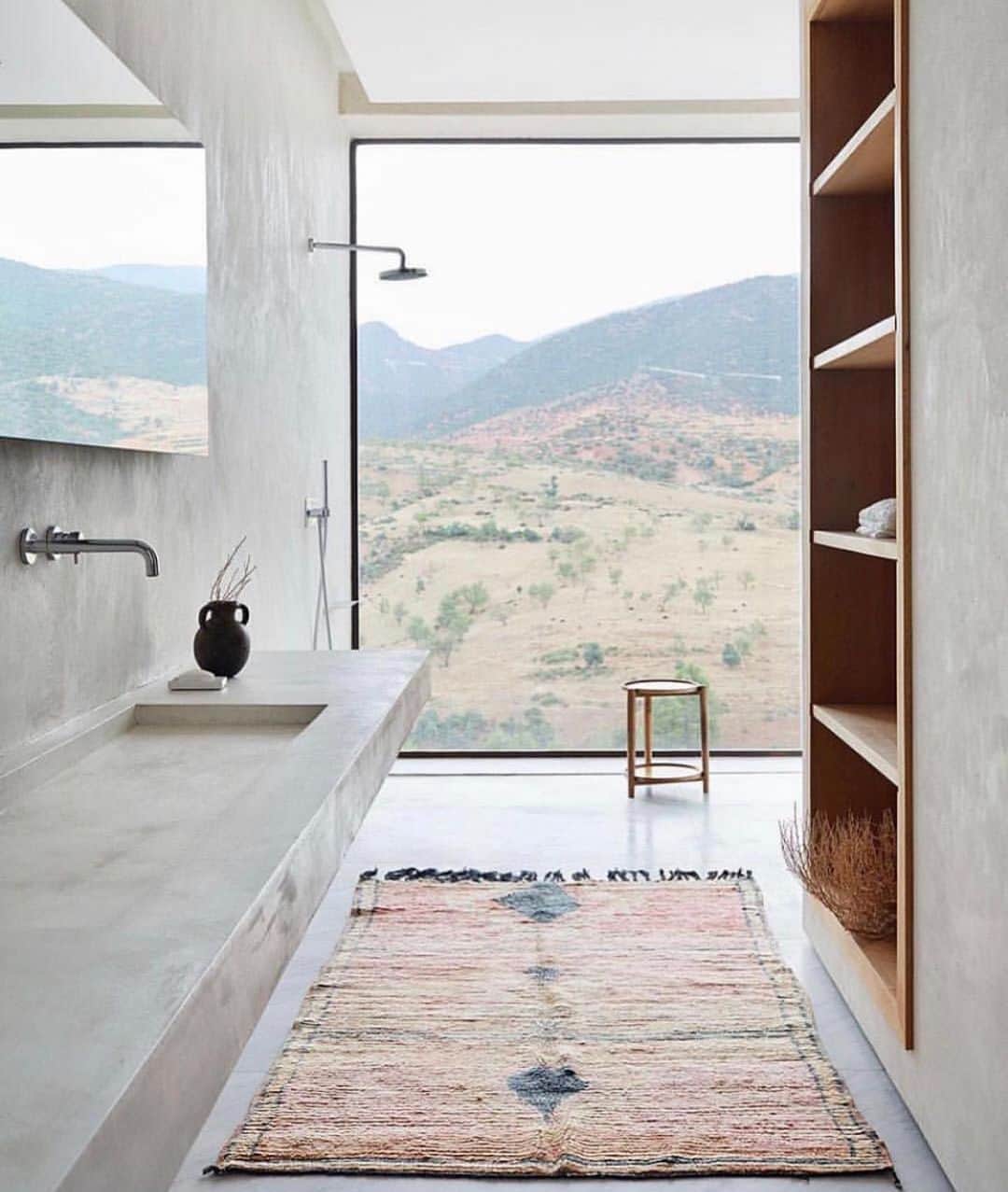 マリッサ・ウェッブのインスタグラム：「I’m convinced washing my hair would be less daunting in this gorgeous room.  Via @dream_casa .................................................................. #sereneview #bathroominspo #homedecor #modernhome #juxtaposition #somethingoldsomethingnew #homeinspo #modernvintage #casa」