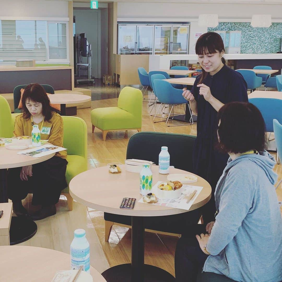 KIRIN moogyさんのインスタグラム写真 - (KIRIN moogyInstagram)「* こんにちは * 遅ればせながら先週末に行った、座談会のお話を…😊すこし長くなりますが、お時間ある方はお付き合いくださいませ * 実はこの座談会は、instagramで募集して、私たちがせっせとDMをお送りさせていただき、条件とご都合があう15名の方に集まっていただいたのです🐸 ちょっと新しい試みだったのでテスト的にやってみたのですが、これがまた楽しくて仕方なくて時間がたつのがあっという間😟 始まる前は、ようやくみなさんに会える〜っと、私たちもドキドキしながらお出迎えしました☺️ せっかくなので、ピクニック気分でご飯を食べながらワイワイしよーってことで、お弁当はいつもお世話になっている、なついけいこさん(@natsuikeiko)に作っていただきました！moogyで炊いたごはんに、鶏肉や旬のお野菜が添えられた心身ともに満足感のあるお弁当🍱 そして約２時間、ひたすらおしゃべり🌷 みなさん、根掘り葉掘り聞いてごめんなさいね🙈笑 * moogyがこれからどんなふうにみなさんの暮らしの中で嬉しさや美味しさを届けられるかな、とか、どんなふうに役に立つのかな〜と考えたときに、まずはmoogyのファンになってくれているみなさんに会って、とにかく直接、丁寧に、話を聞いてみよう！わたしたちの想いをぶつけてみて、一緒にmoogyを育てていって欲しい！という気持ちから、この座談会をひらきました😊 お話を聞くと、みなさんに共通することは、毎日を少しでも気分良く過ごすため、自分の力で良い方向に持っていこうと工夫するアイデア・ルール・こだわりを持っていらっしゃること🌈 そのひとつのルールに、普通のお茶じゃなくてmoogyを持つことで気分をあげて頑張っているそう😌 何度も買ってくださっている方々にとってはmoogyはもうすでに、暮らしの中になじんでいて、代わりのきかない特別なモノになっているのかなと…僭越ながら思いました つまり、ただのボトル缶に入ったお茶なのに、喉の渇きを癒すだけではない『飲み物以上の存在』になってたってこと！そんな話を聞いて、我々一同溢れ出る感動🥺ここまで続けてきて本当に良かったなぁ〜と思いますし、続けさせてくれた会社にも、感謝…でした * お越しいただいたみなさま、お忙しい中時間を割いてお話させていただき、本当に本当にどうもありがとうございます❤️貴重なご意見をいただき、また熱い想いを語っていただき、嬉しい気持ちでいっぱいです！参考にさせていただき、これからのことを考えます🤔これからもmoogyをどうぞご贔屓に、そして温かく見守っていてください🙋‍♀️ またinstagram上でもいいので、お話させてくださいね〜 そして、残念ながら落選してしまったみなさま、またぜひつぎの機会にお会いしたいでぃす‼️ * （えん）  #moogynews #moogy #ムーギー #プチギフト #gift #プレゼント #暮らし #lifestyle #design #夏 #summer #LOHACO #ノンカフェイン  #麦茶 #mugicha #kirinbeverage  #キリンビバレッジ」6月21日 9時15分 - moogy_official