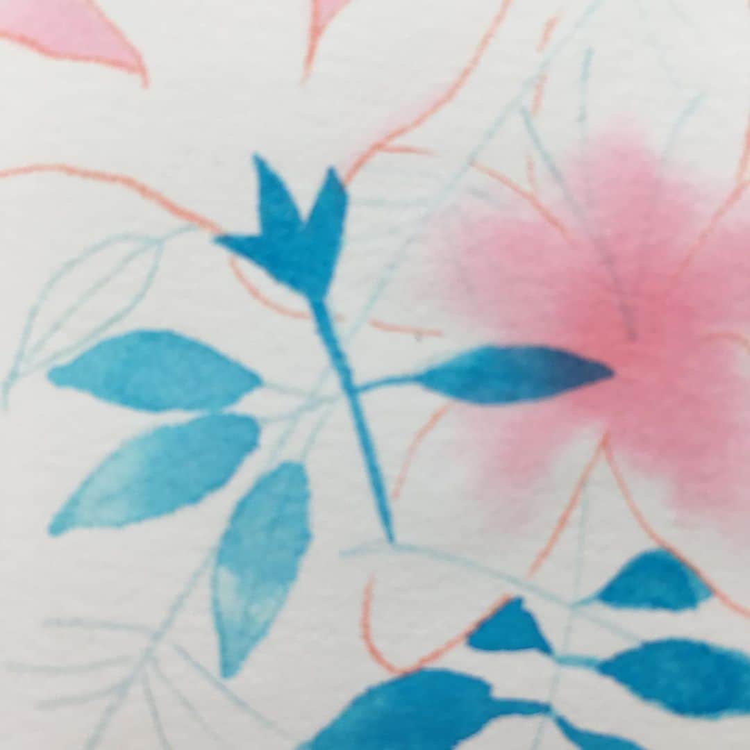 上田倫子さんのインスタグラム写真 - (上田倫子Instagram)「「蘭と葵」6巻カバーイラストの製作レポート残しておきます。 今回は蘭の瞳にグリーン入れて良い感じに仕上がりました。 基本は水彩インクで葉っぱまでは水彩で、花の茎のアクアグリーンはアクリル絵具です。アクリルは下絵が決まってから似た色合いの絵具を3色くらい買ってから家で試し塗りをして自分的に正解の色を使用しています。」6月21日 9時20分 - korinntonn