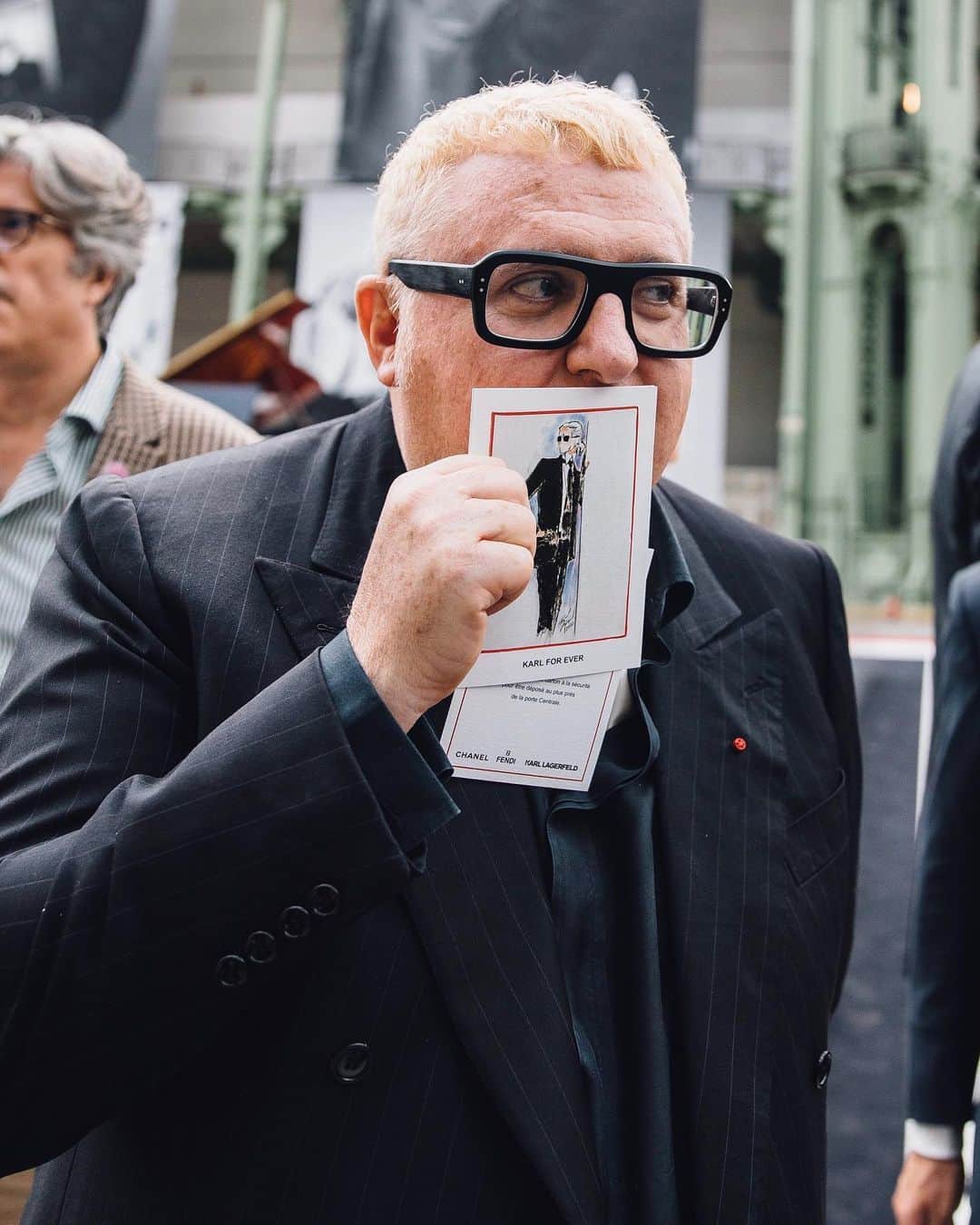 Vogue Runwayさんのインスタグラム写真 - (Vogue RunwayInstagram)「@alberelbaz8 arrives at Karl Lagerfeld's memorial at the Grand Palais in Paris this evening, celebrating the life and lasting legacy of the late designer. Photographed by @styledumonde」6月21日 9時22分 - voguerunway