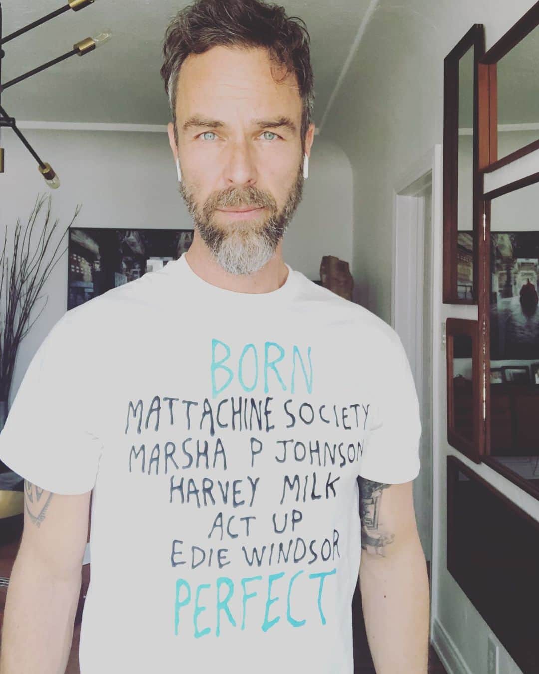 JR・ボーンのインスタグラム：「I’d like EVERY child to know they are born perfect. For pride this year I’m supporting Born Perfect (@bornperfect) the national campaign to protect LGBTQ youth from conversion therapy. T-shirt’s available in store only @thevillageden  ALL PROCEEDS go to @bornperfect - Nearly 700K people in the US have been through conversion therapy. - Conversion therapy has been denounced by every leading mental health and medical organization. - Medical experts warn: Conversion therapy is harmful and ineffective. - Family acceptance of LGBTQ youth strongly supports their health and well being. - LGBTQ youth are now protected from conversion therapy in 18 states and counting.」