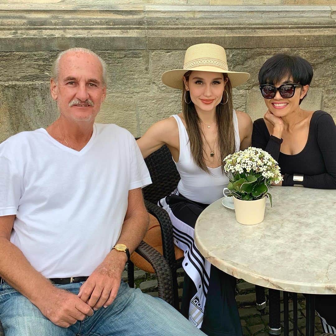 Cinta Lauraさんのインスタグラム写真 - (Cinta LauraInstagram)「Last day in Germany with the fam and  it couldn’t have been better! 💛」6月21日 9時24分 - claurakiehl