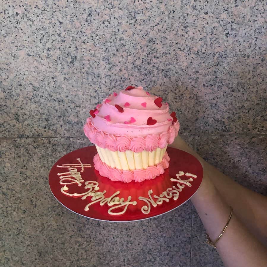 廣瀬なつきさんのインスタグラム写真 - (廣瀬なつきInstagram)「昨日の𝐜𝐮𝐩𝐜𝐚𝐤𝐞🧁🧁🧁🧁 . #cupcake #cupcakes #thankyou #pink #birthday #birthdaypresent #birthday cake」6月21日 9時34分 - i_am_na2coooo