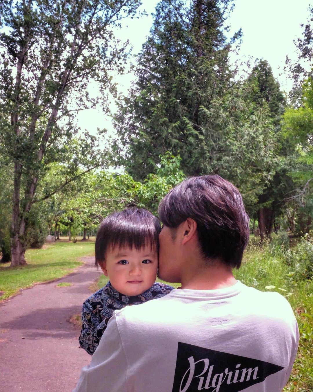 日下部ゆいこさんのインスタグラム写真 - (日下部ゆいこInstagram)「. . パパのチューは ヒゲがチクチク嫌なんだよぉ。 . . ママのチューがいいよぅ。 . . と勝手に願望をいれて 息子の気持ちを代弁。 . . #父子#父と息子#息子#男の子#男の子ママ#ママ#1歳#北海道#北海道旅行」6月21日 9時28分 - yuiko_kusakabe