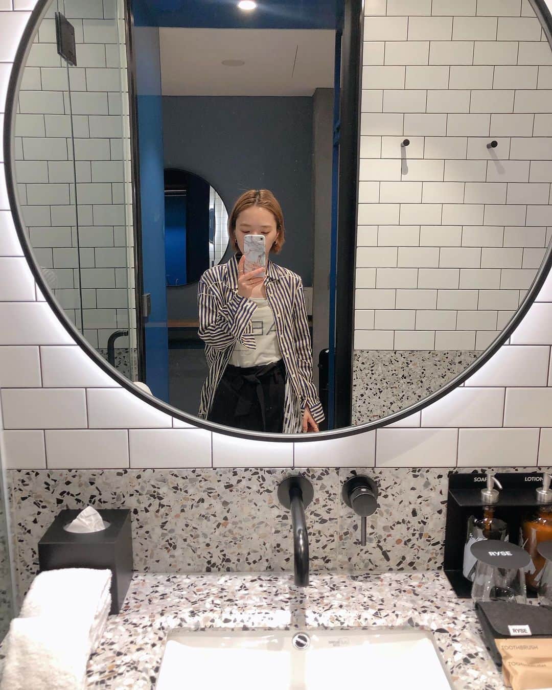 野々口祐子のインスタグラム：「韓国の @ryse_hotel  旬な素材をたくさん使ったホテル💯 シンクのterrazzoかわいい😍 #韓国旅行 #ホテル #おすすめです」