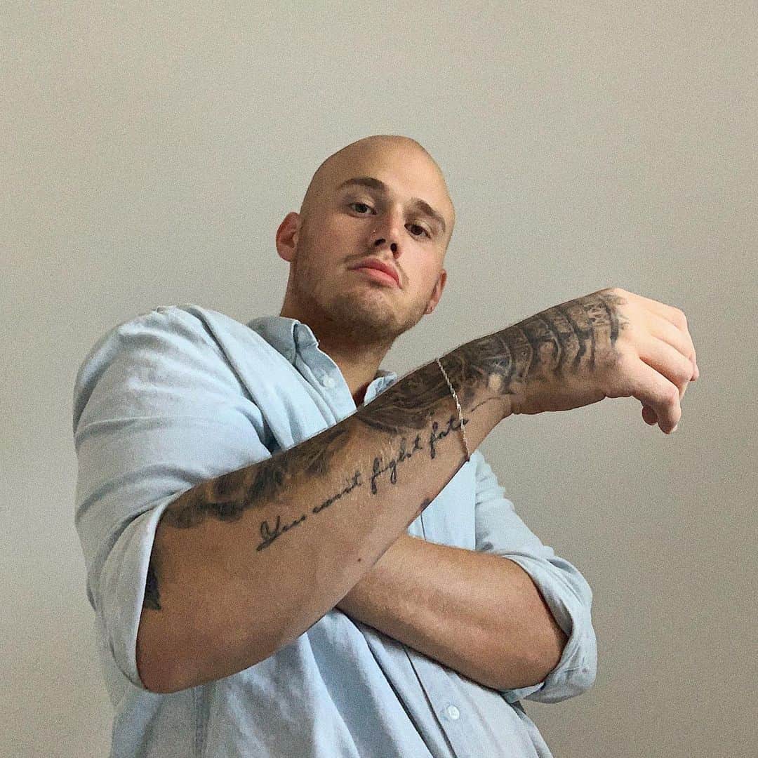 ブランドン・シェイアのインスタグラム：「I’m just a dainty giant boy man.」