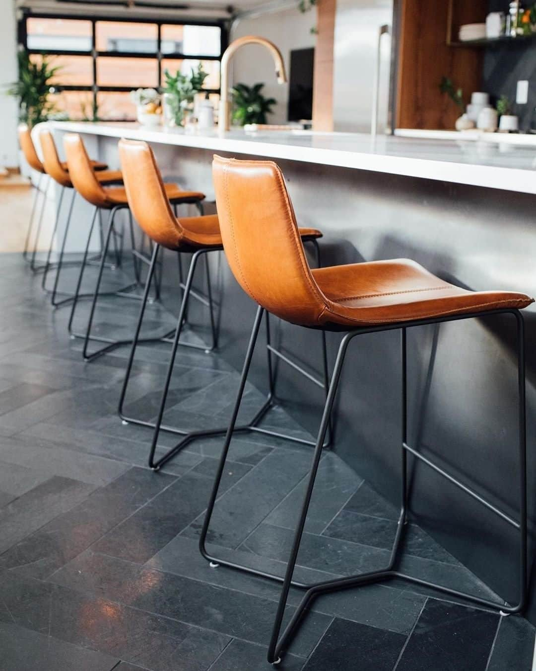 west elmさんのインスタグラム写真 - (west elmInstagram)「A stool that deserves seat at the bar. 😍👌 Thanks for sharing your Slope Leather Counter Stools in your space, @thepennylayne! Show off your style by tagging @westelm. #mywestelm #barstools #kitchendesign #kitcheninteriors」6月21日 9時43分 - westelm