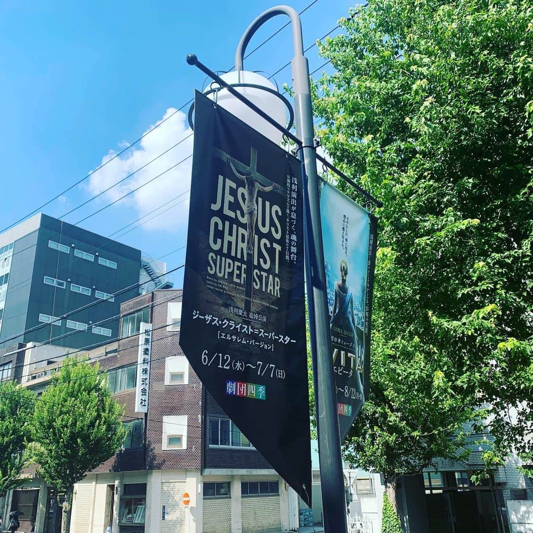 小椿希美のインスタグラム：「・ 名古屋四季劇場 浅利慶太 追悼公演 ジーザス・クライスト＝スーパースターにご招待いただき  鑑賞してきました。 去年7月に亡くなった 劇団創立者で演出家の 浅利慶太さんを悼み 演出作品の中から5作品が 上演されます。 名古屋では、 「ジーザス・クライスト＝スーパースター」と「エビータ」 の2作品が上演。 ・ ジーザス・クライスト＝スーパースターは、イエス＝キリストが十字架にかけられるまでの最後の7日間を 描いたミュージカル。 なかなかヘビーな内容でしたが、 さすが劇団四季。 世界観にいつのまにか引きこまれます。 そして圧巻の声量。ミュージカルを見ると いつもしっかり届く声には、 やっぱり腹筋と体幹はトレーニングだな と戒められます。 ・ 7月7日まで名古屋四季劇場で 上演されています✨ ・ #名古屋#名古屋四季劇場#劇団四季 #浅利慶太#浅利慶太追悼公演 #ジーザスクライストスーパースター  #ミュージカル#ロック#ロックオペラ #ご招待#中京テレビ」