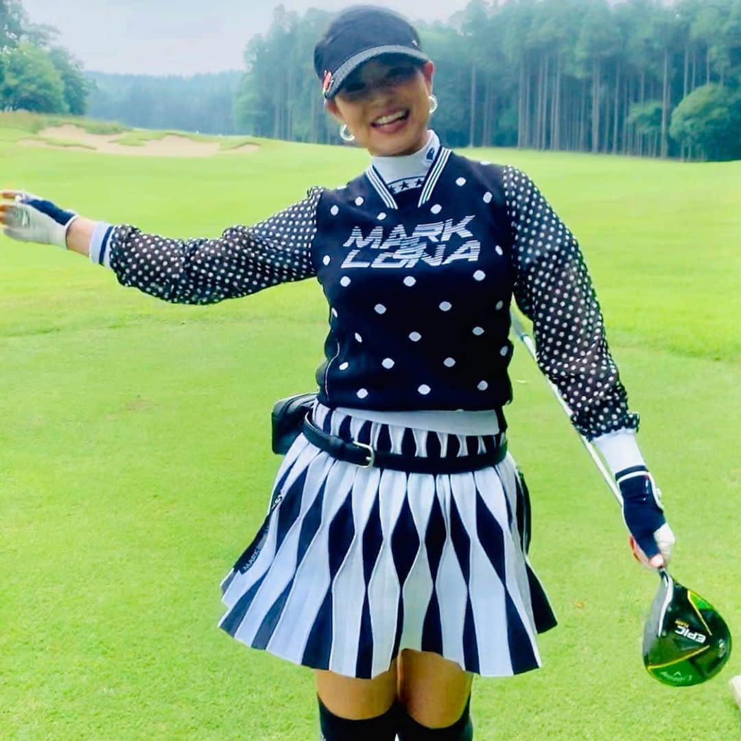 吉田玲奈さんのインスタグラム写真 - (吉田玲奈Instagram)「昨日のゴルフ⛳️ 内容は微妙だったけどスコアは満足でした❤️ ドライバーショットは良かったの3割。 ウッド❌、バンカーショット🙆🏻⭕️ピンそばOKでパーが嬉しい❣️モサモサからのショット2回🌱強い気持ちで満振り❗️休憩中だけ雨降って☔️予報を覆し晴れてくれました☀️最高に楽しかった♫ #golf#golfwear #golfswing #golf⛳️ #ゴルフ動画#ゴルフスイング動画 #ゴルフウエア #markandlona #マークアンドロナ #beamsgolf #beamsgolfブロガー #ビームスゴルフ  #ゴルフ女子コーデ #ゴルフ女子 #ゴルフ大人女子#ゴルフコーデ #ゴルフウェア #ゴルフ大好き #梅雨ゴルフ #雨を吹き飛ばす #東京クラシック #ジャックニクラウス設計  #reinagolf」6月21日 9時40分 - reina.yoshida.ciel.1218