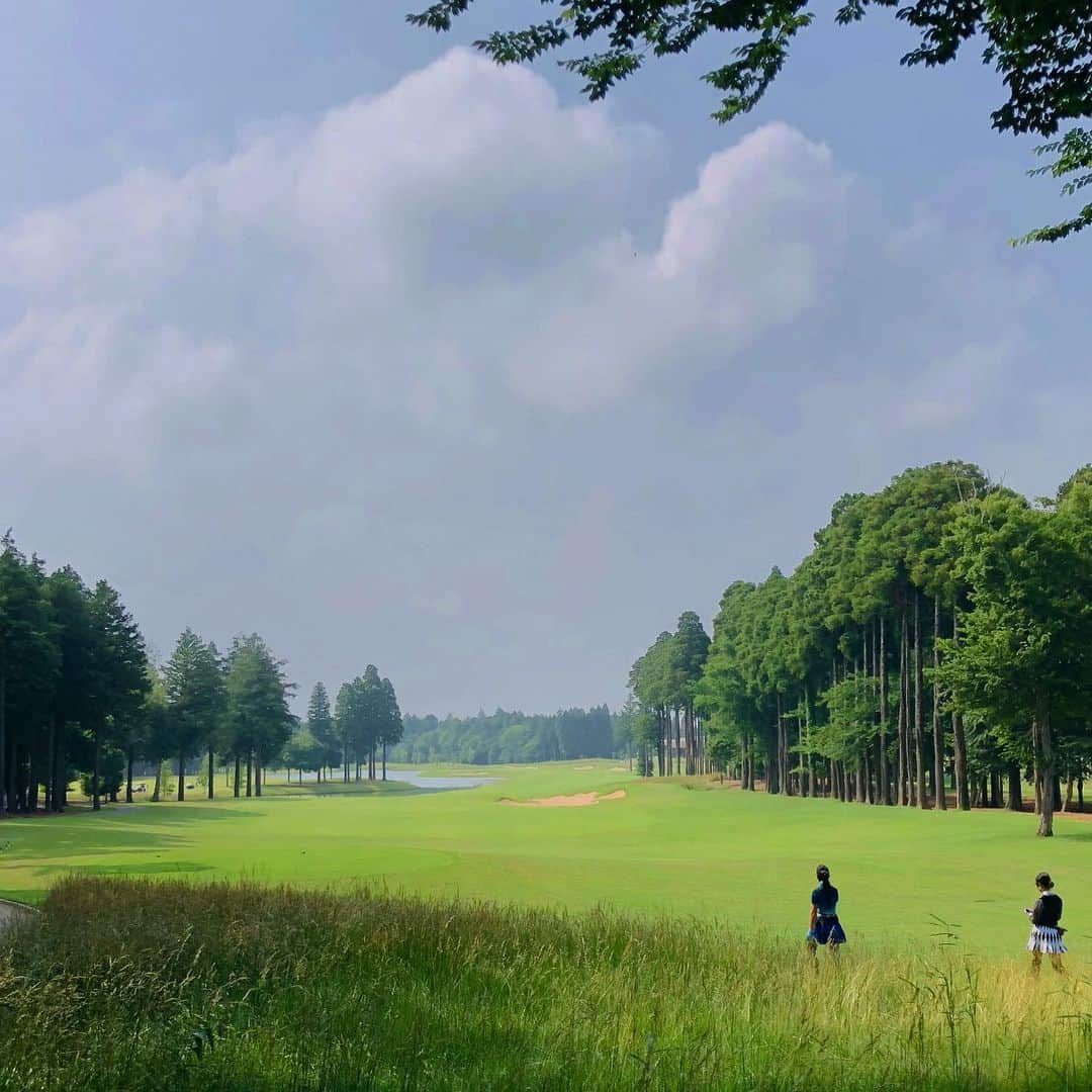 吉田玲奈さんのインスタグラム写真 - (吉田玲奈Instagram)「昨日のゴルフ⛳️ 内容は微妙だったけどスコアは満足でした❤️ ドライバーショットは良かったの3割。 ウッド❌、バンカーショット🙆🏻⭕️ピンそばOKでパーが嬉しい❣️モサモサからのショット2回🌱強い気持ちで満振り❗️休憩中だけ雨降って☔️予報を覆し晴れてくれました☀️最高に楽しかった♫ #golf#golfwear #golfswing #golf⛳️ #ゴルフ動画#ゴルフスイング動画 #ゴルフウエア #markandlona #マークアンドロナ #beamsgolf #beamsgolfブロガー #ビームスゴルフ  #ゴルフ女子コーデ #ゴルフ女子 #ゴルフ大人女子#ゴルフコーデ #ゴルフウェア #ゴルフ大好き #梅雨ゴルフ #雨を吹き飛ばす #東京クラシック #ジャックニクラウス設計  #reinagolf」6月21日 9時40分 - reina.yoshida.ciel.1218