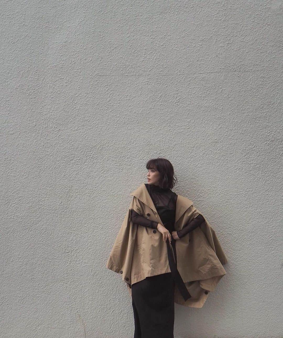 JUNNAのインスタグラム：「@etretokyo @etretokyo_store  今日は17時から大阪ルクア店にて #2019ETREaw 秋のプレオーダーパーティー✨  私の2019秋イチ押しのアウターはやっぱり360度可愛いテントコートとリバーコートかなぁ〜🥰 写真2枚目のみミニワンピとの合わせ。  残りはリクエストいただいた、 ロングスカートとの合わせです。  勿論パンツとの相性も🙆‍♀️ですょ  それから、よく見ていただくと...今回の写真では、 手を出す場所！！ 通常の袖ではなく、 第2の袖😎から手を出したバージョンです🤣🤣🤣 ・ ・ ・ #2019ETREaw #エトレコート #156cm #junna👠 #etretokyo #エトレテントコート」
