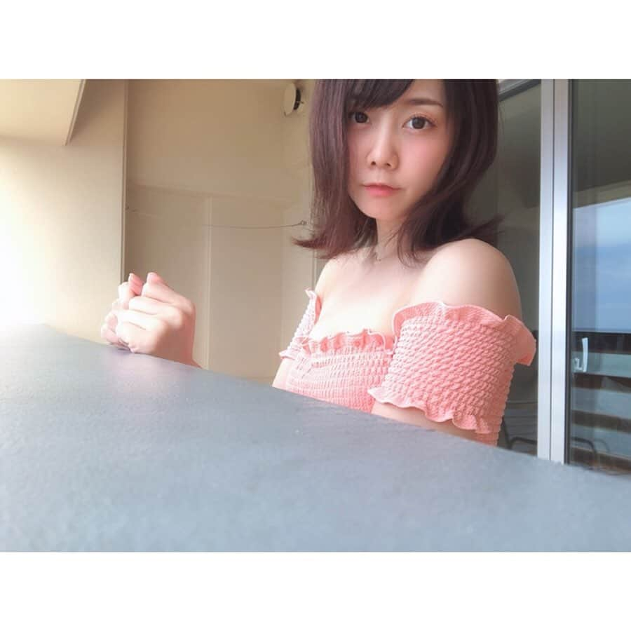 小川あゆ美さんのインスタグラム写真 - (小川あゆ美Instagram)「. おはよう☀ ホテルの目の前が海〜🏖！！ 水着着てそのまま出かけます♪* . . . . . #沖縄旅行 #恩納村 #海水浴 #水着 #オフショルビキニ  #沖楽フォト #旅フォト #旅女 #お写んぽ #タビジョ #ポートレート部  #okinawa #tabijyo #lovers_nippon #japanesegirl  #good_portraits_world #travelgram #beach #tagsforlikes #instalove  #오키나와 #얼스타그램 #셀스타그램 #수영복 #오키나와여행」6月21日 9時53分 - ayumi_ogawa