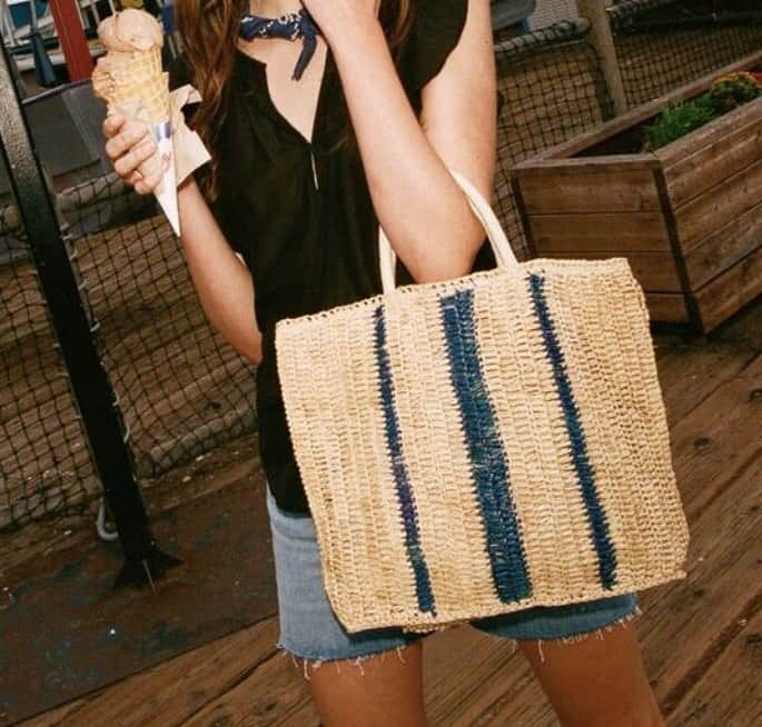 グラハム&スペンサーさんのインスタグラム写真 - (グラハム&スペンサーInstagram)「When your new summer tote goes perfectly with your ice cream 😋 #meanttobe #invelvet」6月21日 9時53分 - velvettees