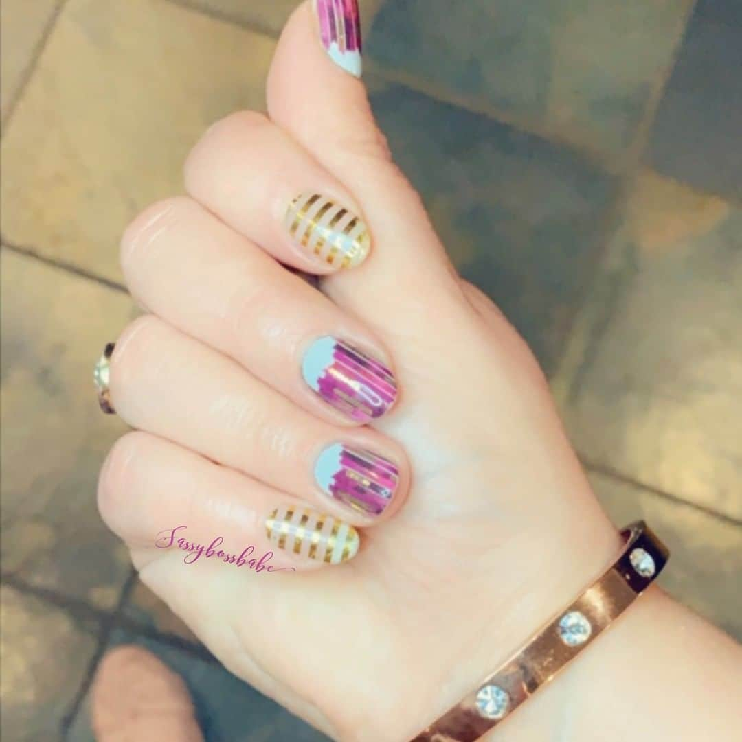 Jamberryさんのインスタグラム写真 - (JamberryInstagram)「💕 New York Minute & Metallic Gold Stripe 💕 . . Courtesy of @sassy_boss_babe . . Keep those submissions coming in Ladies! And don’t forget to include you Insta handle AND the name of your design! . . #nailwraps #nailfies #nailart #jamberry #jamberry2019 #jamberryaddict #jamberrynailwraps #selfcare #sisterhood #womeninbiz #loveyourself #lovewhatido #prettythings #beneyou #hustle #grateful #goalgetter」6月21日 10時00分 - jamberry