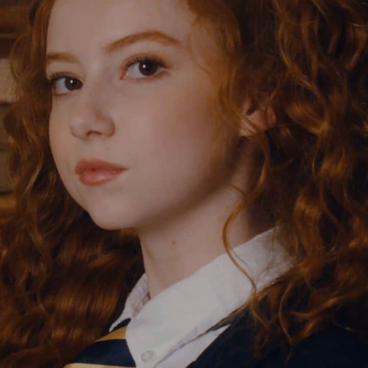 フランチェスカ・カパルディのインスタグラム：「CROWN LAKE season premiere today at 3PT, 6ET on @youtube on @brat channel! 💙👑」
