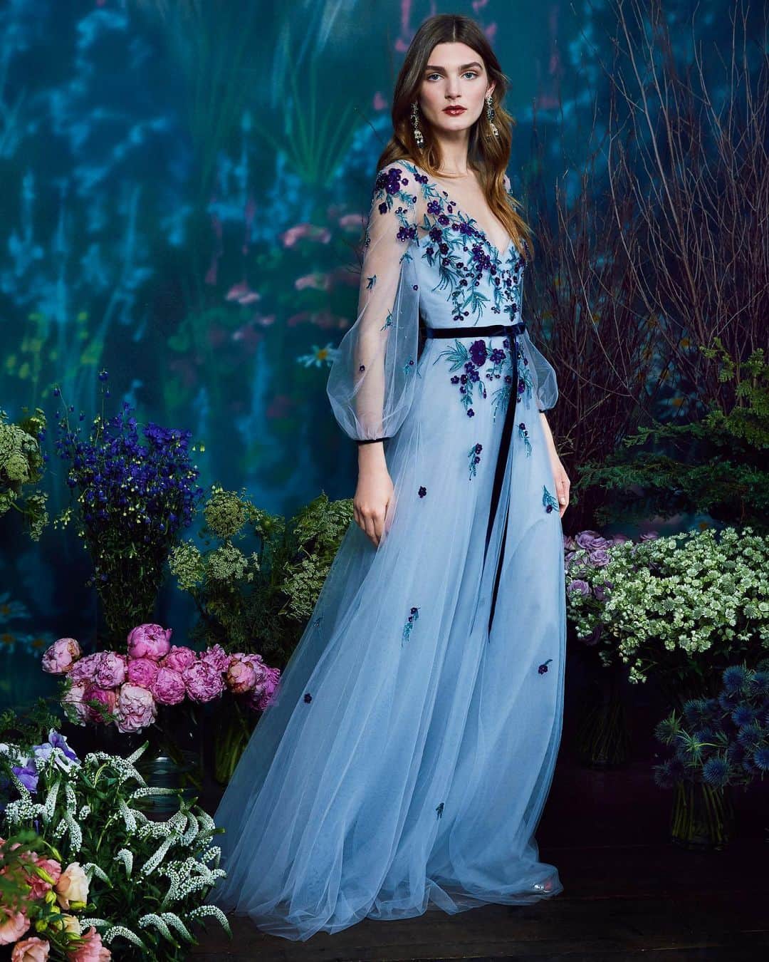Marchesaさんのインスタグラム写真 - (MarchesaInstagram)「Look 11 from the Pre-Fall 2019 Marchesa Notte collection features a multi-color beaded embroidered gown with velvet ribbon waist trim. #marchesa #marchesanotte」6月21日 1時04分 - marchesafashion