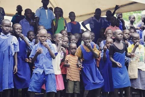 USAさんのインスタグラム写真 - (USAInstagram)「6月20日は世界難民の日。 僕は今国連WFPのサポーターとしてウガンダに視察に来ています。 ここアジュマニ地区のアリワラ小学校では地元の人たちと南スーダンからの難民の人たちが一緒に暮らす地区でWFPが支援の輪を広げています。 世界中から飢餓がなくなる日を心から祈っています。  #WFP #WorldRefgeeDay #EXILEÜSA #Uganda #ZeroHunger#ダンス語 #おいしいダンス」6月21日 1時04分 - exileusa_danceearth
