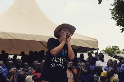 USAさんのインスタグラム写真 - (USAInstagram)「6月20日は世界難民の日。 僕は今国連WFPのサポーターとしてウガンダに視察に来ています。 ここアジュマニ地区のアリワラ小学校では地元の人たちと南スーダンからの難民の人たちが一緒に暮らす地区でWFPが支援の輪を広げています。 世界中から飢餓がなくなる日を心から祈っています。  #WFP #WorldRefgeeDay #EXILEÜSA #Uganda #ZeroHunger#ダンス語 #おいしいダンス」6月21日 1時04分 - exileusa_danceearth