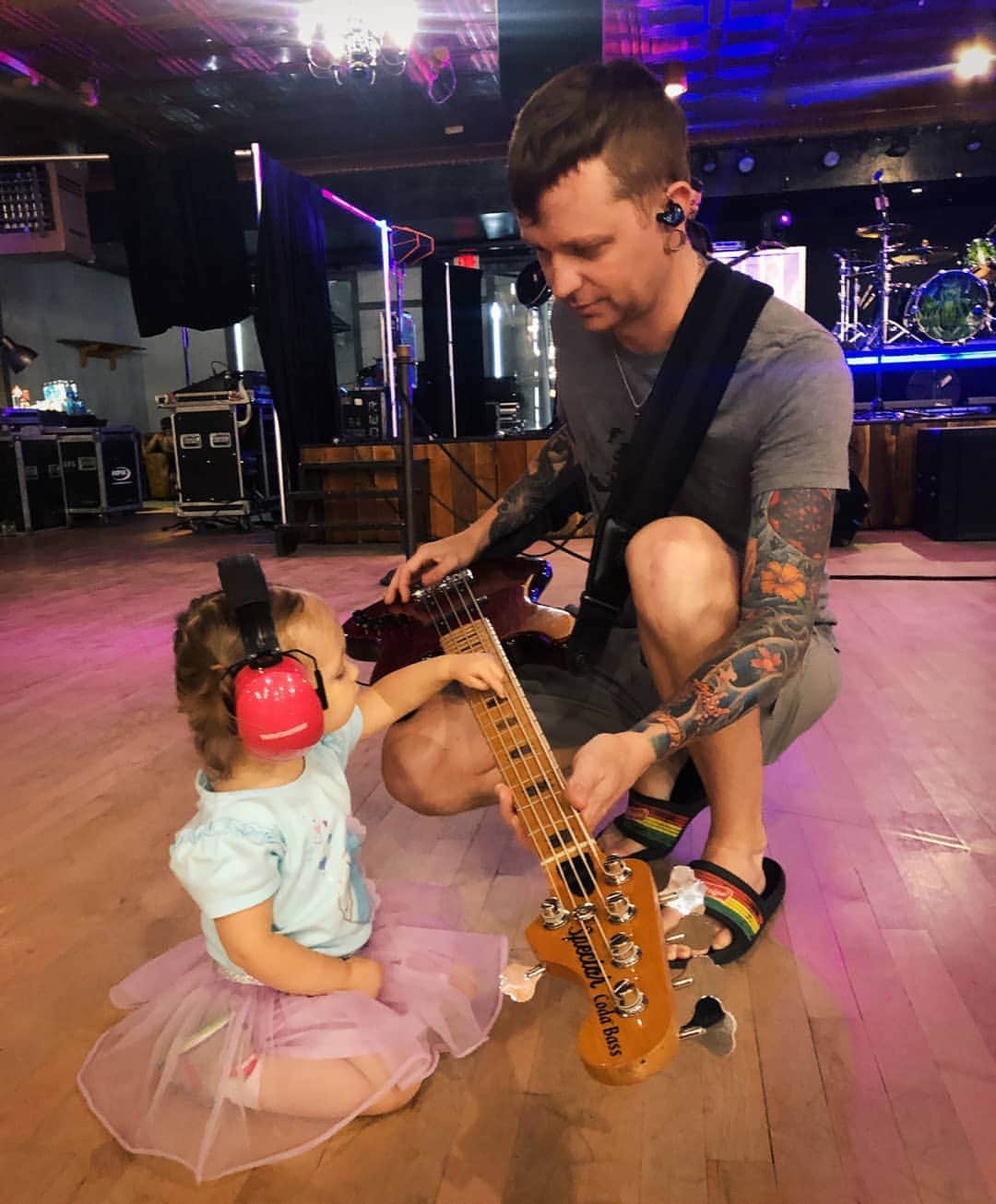 ヒンダーのインスタグラム：「Mike and his daughter on tour. Getting her started early 🎸🎸」