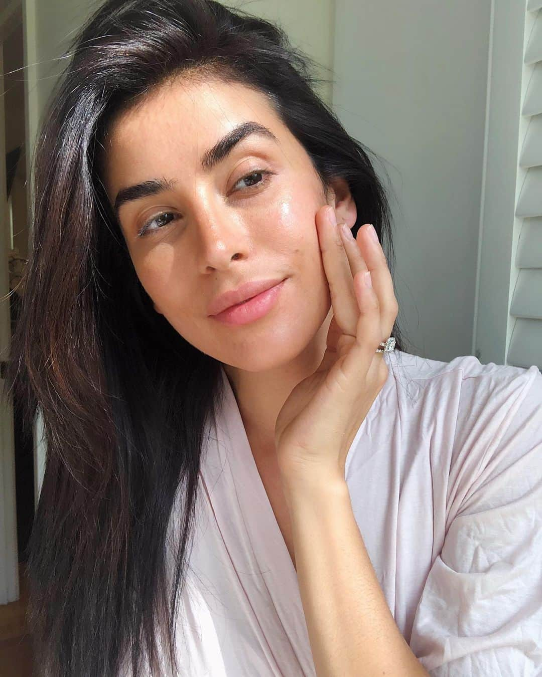 Sazan Hendrixさんのインスタグラム写真 - (Sazan HendrixInstagram)「Two things: Summer Nights song from Grease is stuck in my head right now and Stevie is begging me to please stop. LOL Second, I’m having a good skin day which most days feels like a hit or miss for me. I’ve been carefully rotating new products without harsh ingredients into my skincare routine to see if it makes a healthier difference. Currently been testing out some products from @Vichyusa, the #1 anti-aging brand in European pharmacies. Every time I’ve used their Minéral 89 and LiftActiv Vitamin C Brightening Skin Corrector lately, I notice a youthful looking glow that lasts through the end of the day. Maybe it’s in my head or the Minéral 89 magic - whatever it is I’m lovin’ it so tell me more tell me moreeeee. (omg I’m too much lol!) #summerlovin #purityispotency #Vichylover @vichyusa #ad」6月21日 1時17分 - sazan