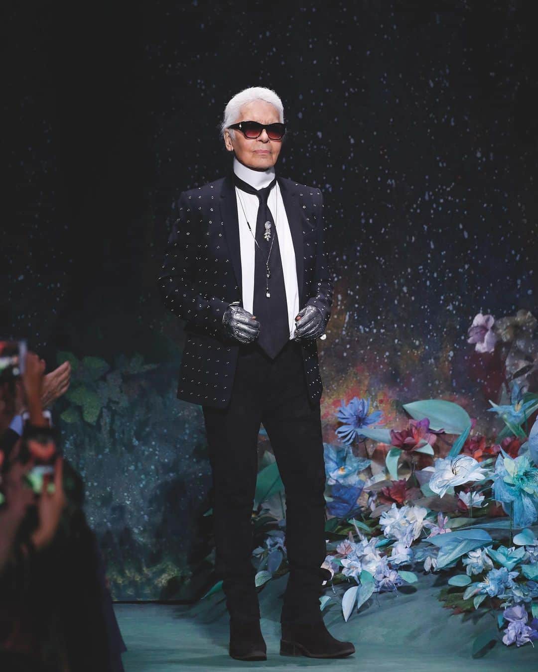 Fendiさんのインスタグラム写真 - (FendiInstagram)「#KarlForEver - Fendi, Chanel and Karl Lagerfeld tonight will pay tribute to Karl Lagerfeld’s legacy and his unprecedented creativity, which expanded beyond fashion to include design, photography, publishing, illustration and architecture. The event it is conceived, directed and designed by Robert Carsen, the acclaimed theater, opera and artistic director.  #KarlForEver2019」6月21日 1時12分 - fendi