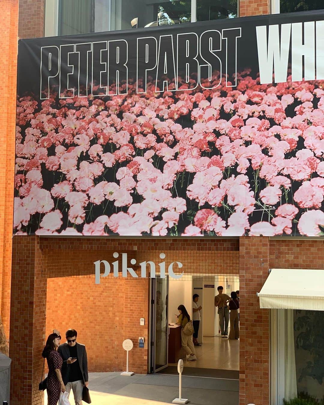 COCO さんのインスタグラム写真 - (COCO Instagram)「Visiting Korea? Must see this exhibition! 넘나 좋았던 @piknic.kr 🌹 . . #seoultravel #seoulkorea #summerinkorea #피크닉전시 #한남동 #peterpabst #whiteredpinkgreen #🍡 #❤️」6月21日 1時14分 - rilaccoco