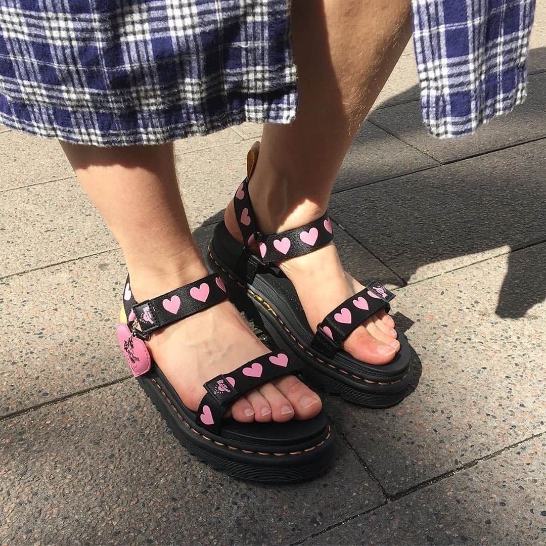 レイジー・オーフさんのインスタグラム写真 - (レイジー・オーフInstagram)「Wear your heart on your feet 🖤💗 Last few sizes left in the Dr. Martens vegan sandal 👡 link in bio... (Via @antenna_girls)」6月21日 1時25分 - lazyoaf