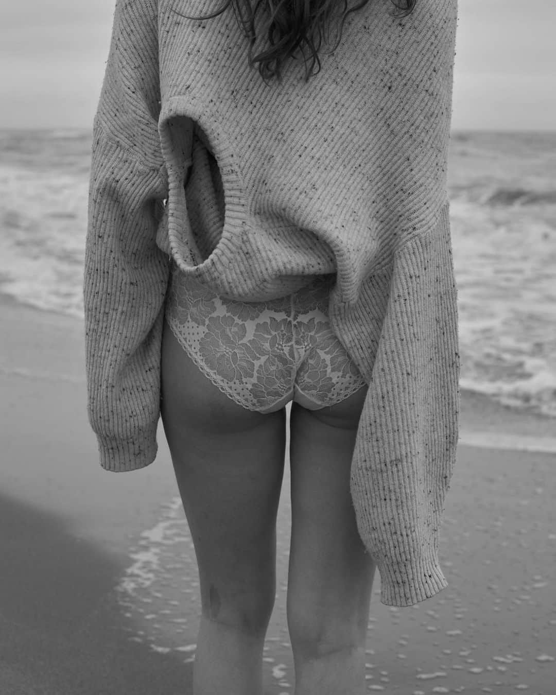 レジャビーのインスタグラム：「Feel the waves, enjoy the sea air 🌊 —— Regardez les vagues, profitez de l’air marin 🌊  #maisonlejaby #lingerie #savoirfaire #culotte #dentelle #ss19 #pe19 #plage #ocean #mer #sable #shooting」