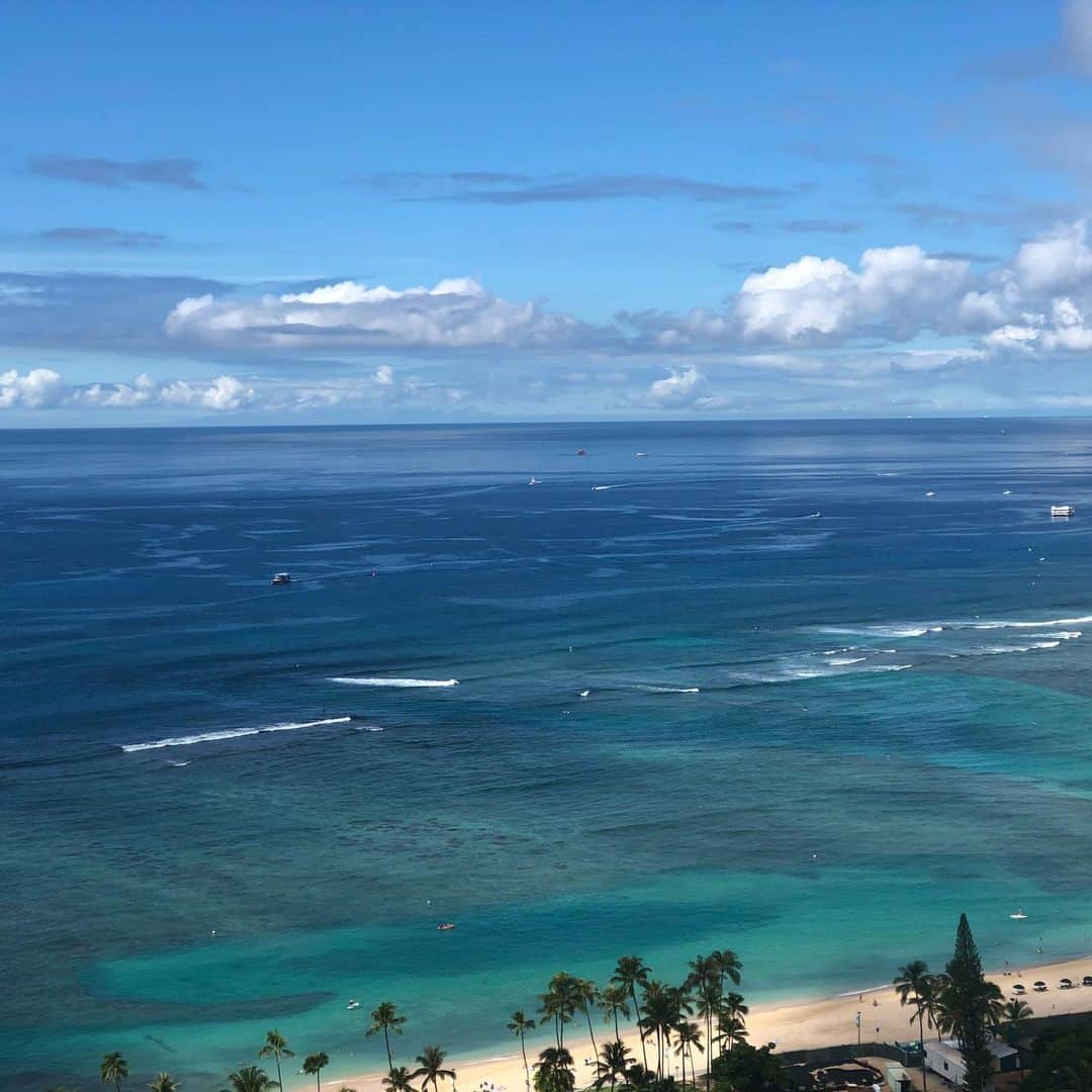 Trump Waikikiさんのインスタグラム写真 - (Trump WaikikiInstagram)「Look at the different shades of blue from our ocean view category rooms.  #trumpwaikiki #neversettle #oceanview #fivestarhotelhonolulu #roomwithaview  トランプ・ワイキキのオーシャンビューのお部屋から、時を追うごとに色を変える海の景色が楽しめます。  #トランプワイキキ #5つ星ホテル #ラグジュアリートラベル #オーシャンビュー #ワイキ」6月21日 1時18分 - trumpwaikiki