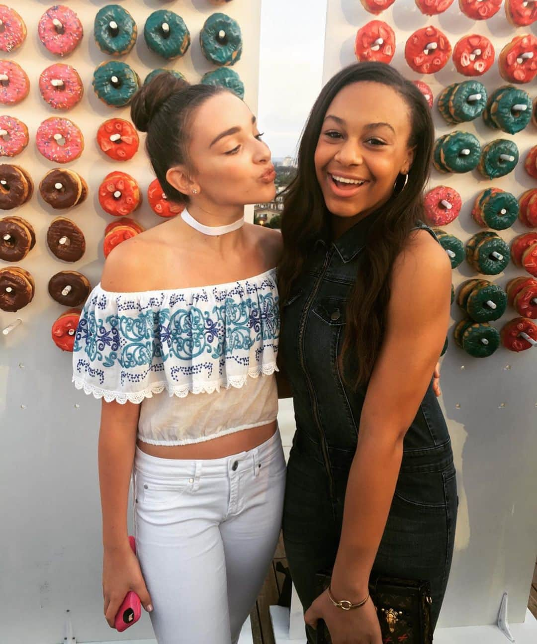 ケンドール・バーツさんのインスタグラム写真 - (ケンドール・バーツInstagram)「Screaming happy birthday to my girl @niasioux💘 how are you 18, this blows my mind!!! Hope you have a beautiful day celebrating:) I love and miss you soooooo much💖 please enjoy these throwback pics」6月21日 1時20分 - kendallvertes