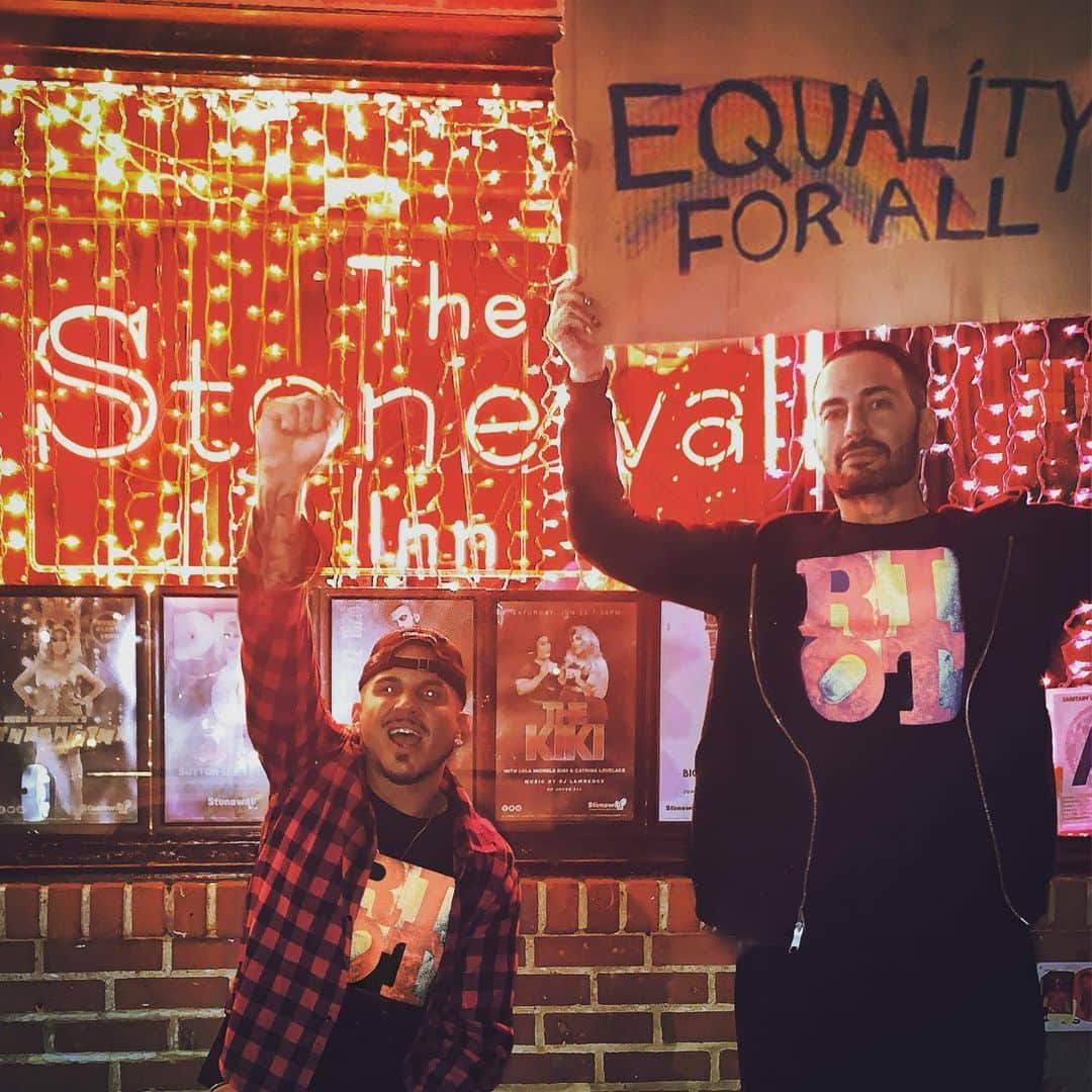 マーク・ジェイコブスさんのインスタグラム写真 - (マーク・ジェイコブスInstagram)「It is with great pride that I celebrate 50 years of STONEWALL and the extraordinary, brave and beautiful people who stood up to fight for LQBTQ rights for us all. The Stonewall Inn is a global LGBTQ landmark institution. It was one of the few and most notable establishments to openly welcome the LGBTQ community during the anti-gay legal system of the 1960’s. The Stonewall Riots began in the early hours of June 28, 1969 inside its doors in New York City’s, Greenwich Village marking the beginning of modern gay, lesbian, bisexual, transgender and queer civil rights movement. This t-shirt, inspired by Gran Fury, commemorates the 50th anniversary of the Stonewall Riots in support of The Center.  This t shirt (baseball hat, and condoms) is our collaboration with GRAN FURY and THE CENTER.  One hundred percent of the net proceeds will be donated to the LGBT CENTER NYC. Photo of me and Char by @chardefrancesco and Photos of friends by @ronanksm and Styled by @tess_herbert Friends (in no particular order) @desmondisamazing @aaron___philip @richiemoo @___effyvulgar @masc_angst @zeliseb @fittedbydom @sylucas_ @csflll @msagek @worldmeetstre  For info please call MARC JACOBS MADISON (212) 832-3905 or MARC JACOBS GREENE STREET (212) 343-1490. 🌈♥️」6月21日 1時20分 - themarcjacobs