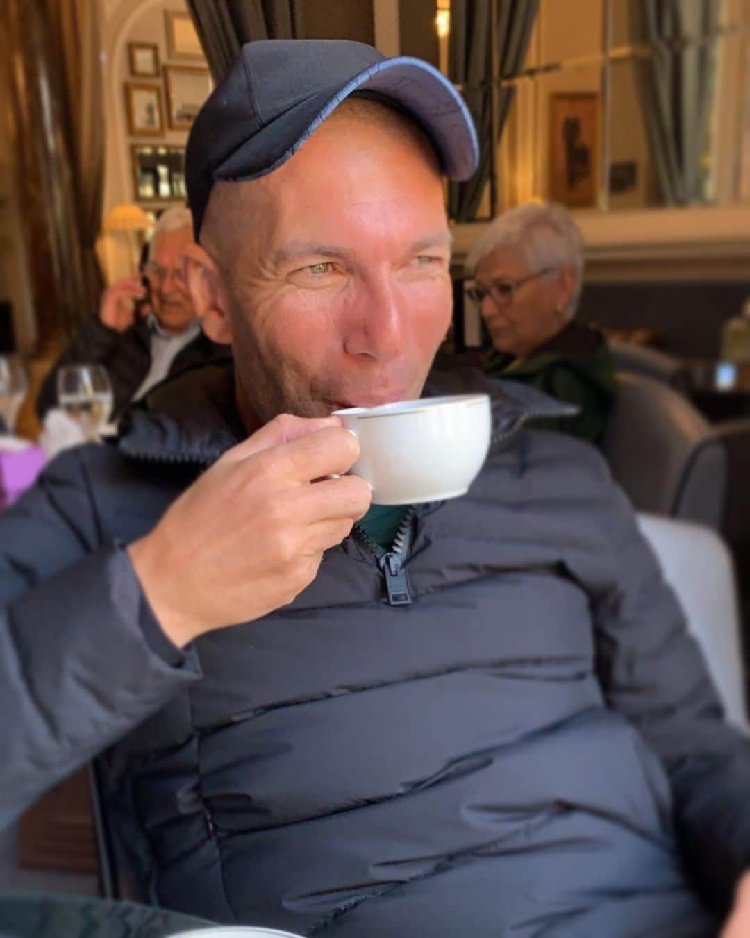 ジネディーヌ・ジダンさんのインスタグラム写真 - (ジネディーヌ・ジダンInstagram)「Tea Time. Where are you @davidbeckham ? 😂」6月21日 1時21分 - zidane