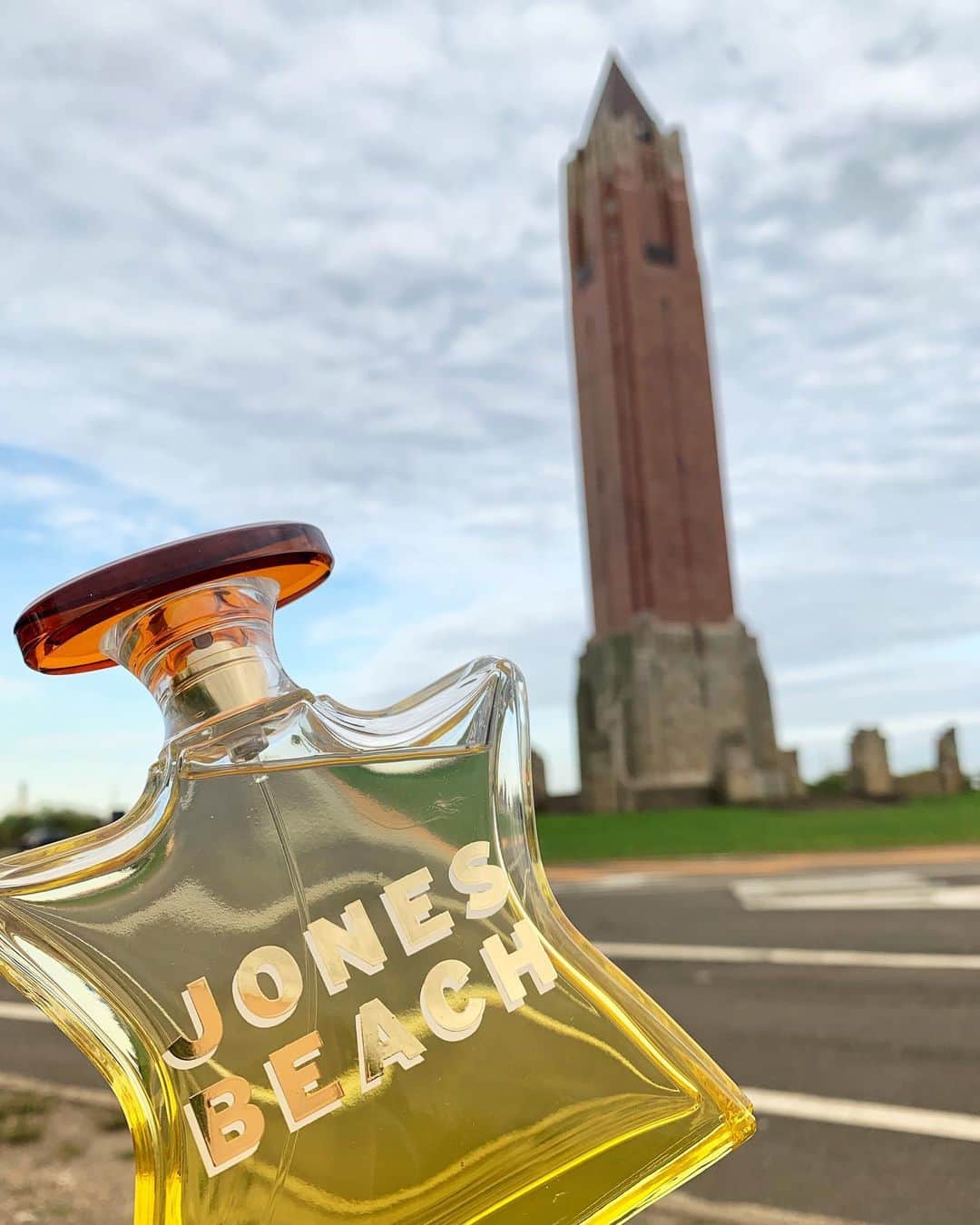 のインスタグラム：「Jones Beach is a retro-chic summer fragrance with a unique orange flower note. Perfect for the beach!  #bondno9 #bondno9ny #newyork #newyorkcity #nyc #jonesbeach #longisland #summer #beach #fragrance #perfume #love」