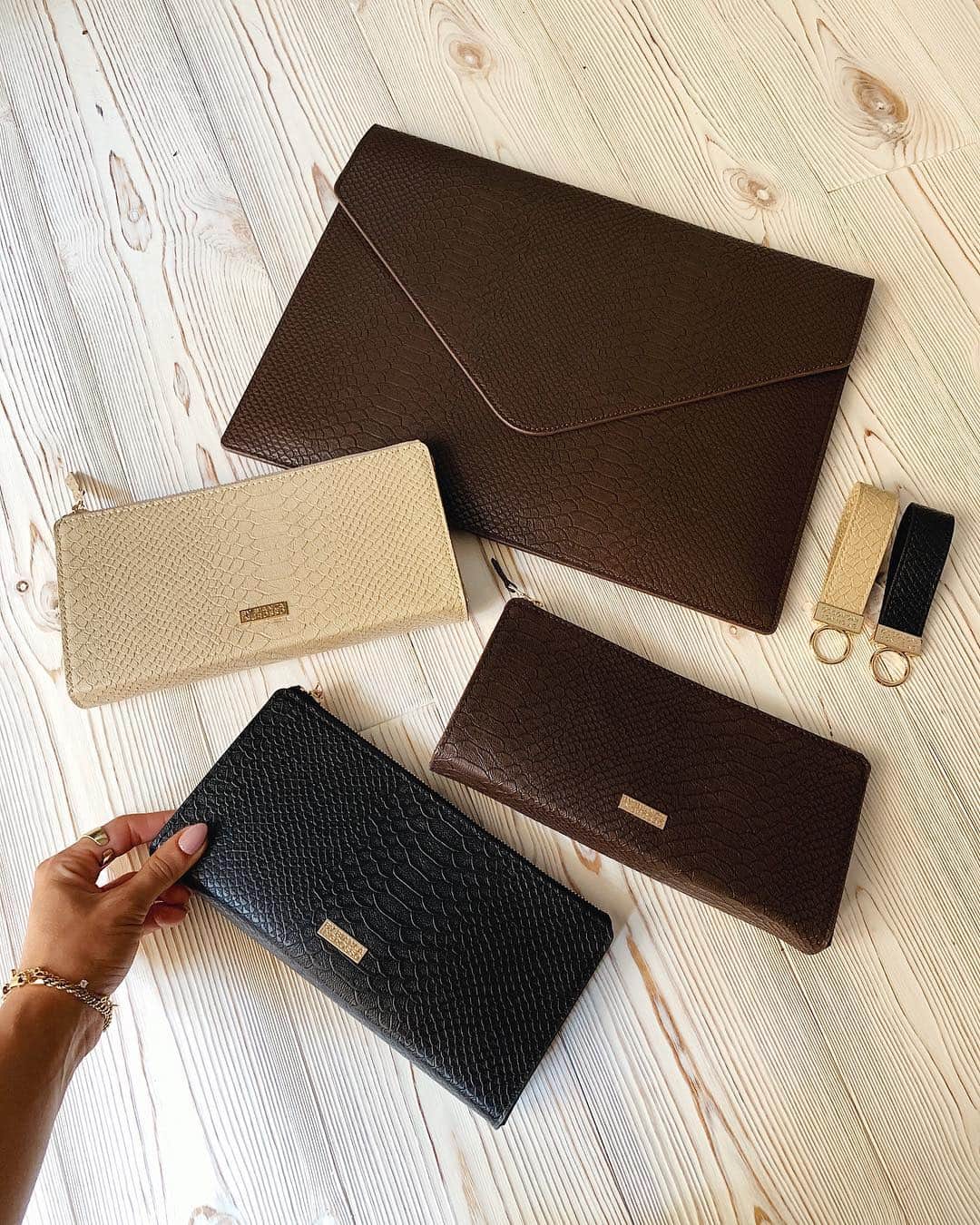 Bianca Ingrossoさんのインスタグラム写真 - (Bianca IngrossoInstagram)「New fave products launching TONIGHT 20.00 at @bybianca.se 😘 Keychain, bag in bag mini & laptop case 🙌🏻🖤 Ps. The new computer case color will be launching later」6月21日 1時33分 - biancaingrosso