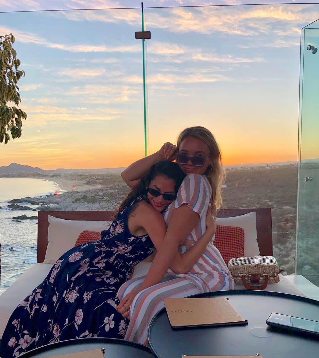 インバー・ラヴィのインスタグラム：「Everybody needs a bosom for a pillow」