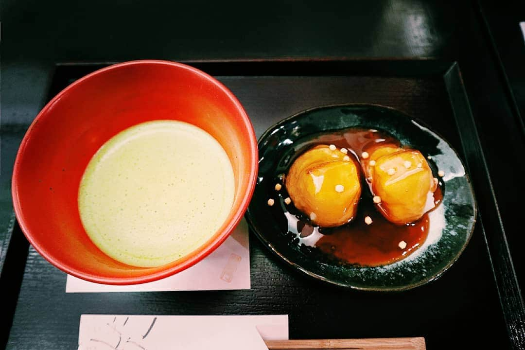 吉松育美さんのインスタグラム写真 - (吉松育美Instagram)「. Mochi and green tea.✨ . The best! 🙌 . . 嗚呼… #浅草 で食べた餅とお抹茶セットが . 食べたい 食べたい 食べたい . . と、アメリカへ帰ってきて日本の写真の(特に食べ物w)見てお腹がなる😂笑 . . #foodpic #tokyo #japan #travel #photography  #travelphotography #love #photooftheday #greentea  #travelblogger #foodstagram #colorful #traveling #travelling  #teatime #asakusa #팔로우 #카페스타그램 #푸드스타그램 #냠냠 #여행 #여행스냅 #여행기록 #여행일기 #일본여행」6月21日 1時27分 - ikumiyoshimatsu