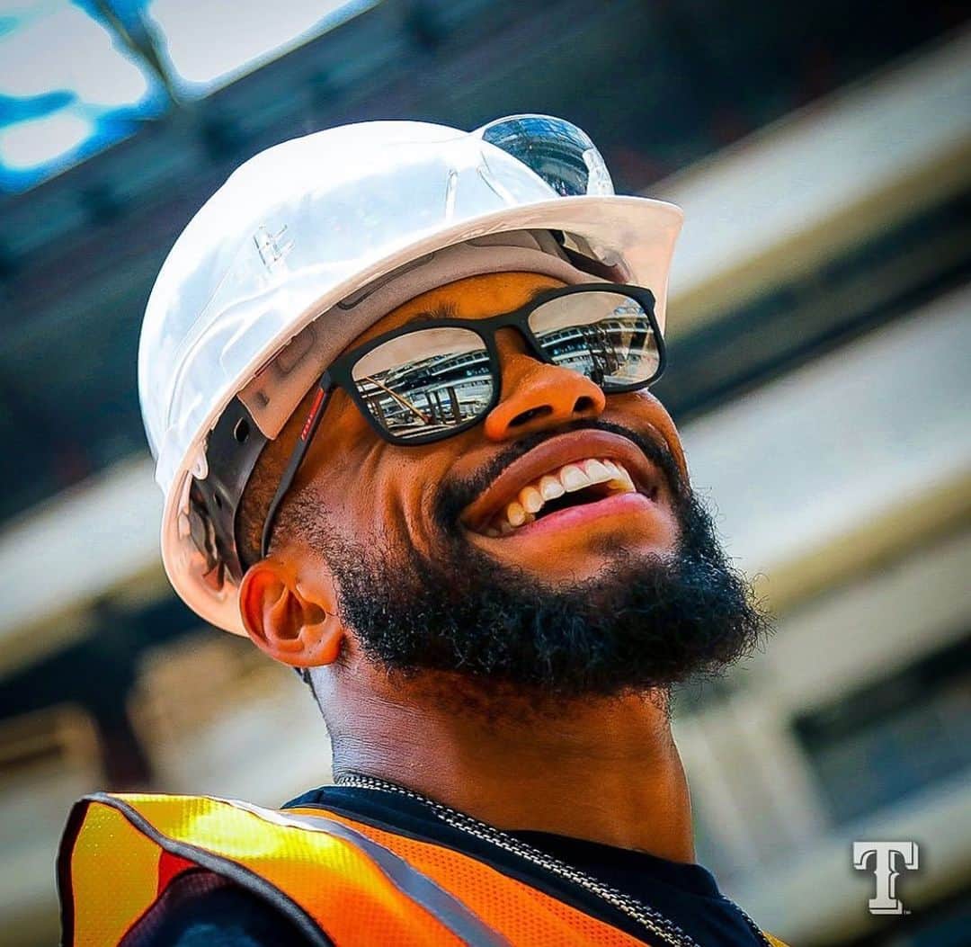 デライノ・デシールズ・ジュニアのインスタグラム：「So much appreciation for the guys working on @globelifefield thank you! #togetherwe」