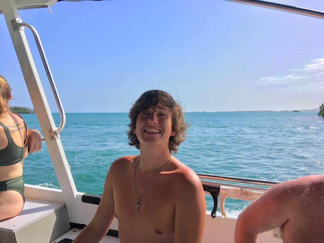 アシュトン・ホームズのインスタグラム：「yesterday, we went snorkeling in a reef and then after sunset, we went to a bioluminescent bay! If you ever have the chance to go to a bioluminescent bay, take it, because it truly is one of the coolest experiences i’ve ever had! There are only 5 bioluminescent bays in the world and 3 of them are right here in Puerto Rico! oh and also empanadas are my new favorite food so of course i have to share my new found love. next stop, Tennessee, after catching our plane flight at 3:30 am🙃 #diaocho」