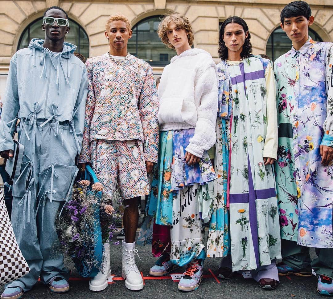 Vogue Runwayさんのインスタグラム写真 - (Vogue RunwayInstagram)「Plenty of color backstage before @LouisVuitton's Spring 2020 men's show. See every look from the collection at the link in our bio.  Photographed by @styledumonde」6月21日 1時51分 - voguerunway