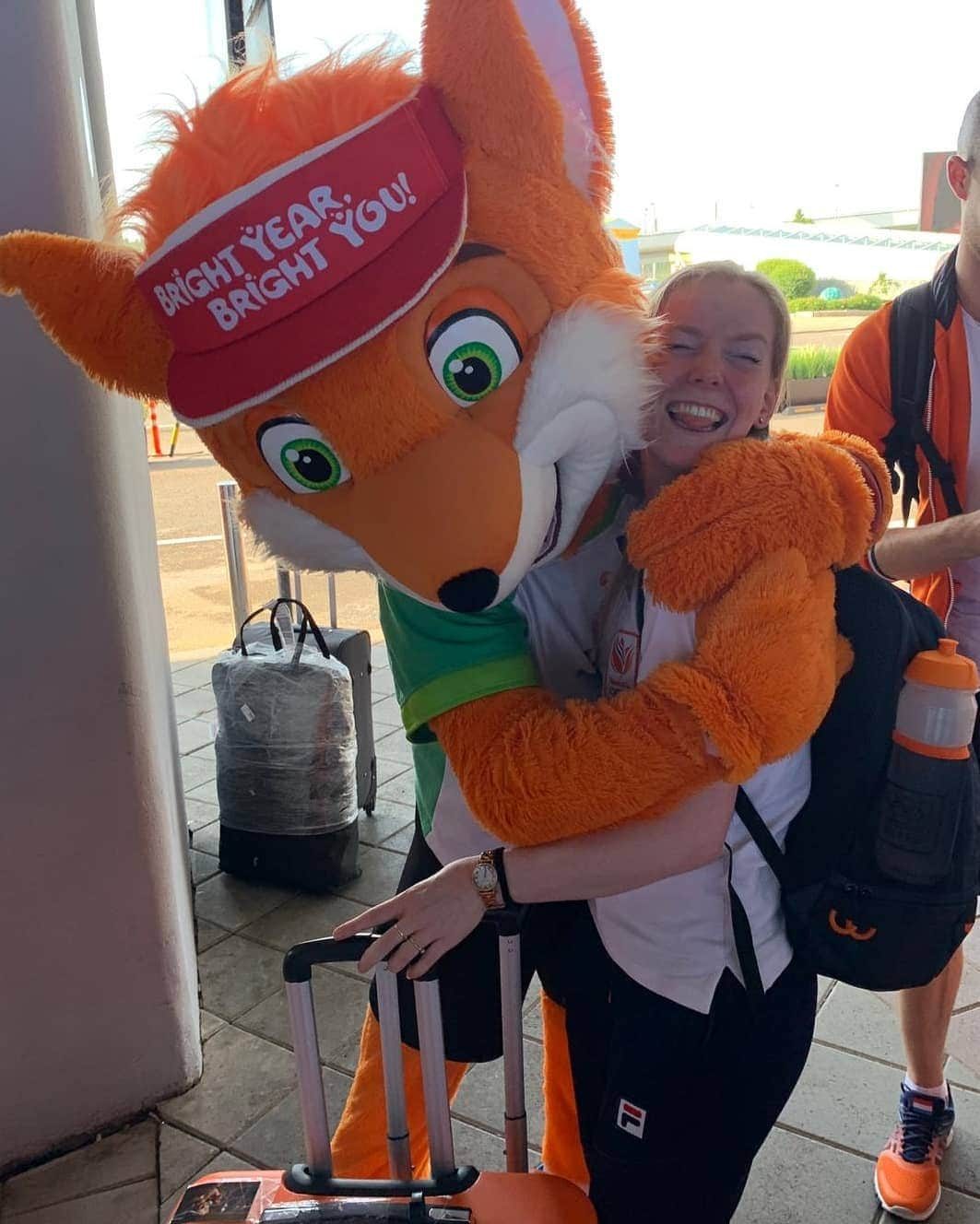 ブリット・エールラントさんのインスタグラム写真 - (ブリット・エールラントInstagram)「Safe and well in Belarus, even survived the big hug from the mascot! #minsk2019 #eg2019 #TeamNL🇳🇱」6月21日 1時45分 - britteerland