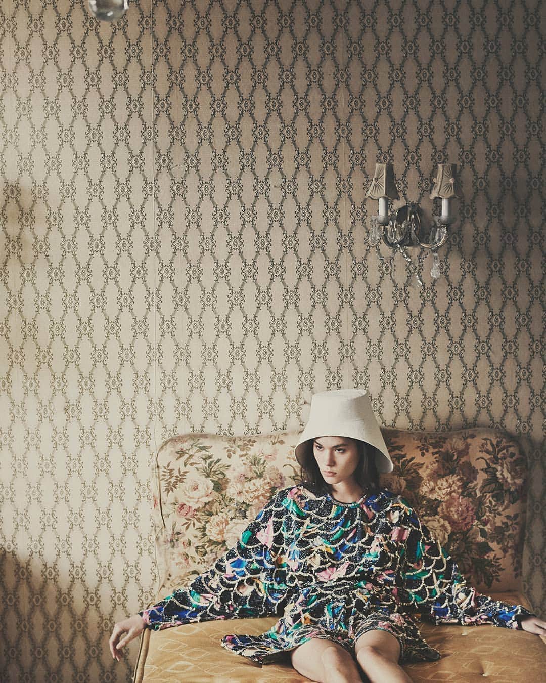 ELLE DKさんのインスタグラム写真 - (ELLE DKInstagram)「Drømmekjole fra @louisvuitton i månedens ELLE ❤️💜💙💚💛 Foto: @henrikbulow // Styling: @barbaragullstein #ELLEjuni」6月21日 1時47分 - elledanmark