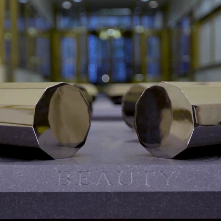 のインスタグラム：「Three of the fourteen sculptures from Walter De Maria’s "Truth / Beauty" series (1993–2016) are on view through June 28 at Rockefeller Center in New York, as part of Frieze Sculpture.  Each sculpture consists of four solid stainless steel rods placed upon granite bases: one composition is a chevron pattern and the other resembles an “X.” Each base has “TRUTH” and “BEAUTY” engraved on opposite sides. Learn more via the link in our bio! __________ #WalterDeMaria #RockefellerCenter #Gagosian @rockcenternyc @friezeartfair  Artwork © Estate of Walter De Maria. Video: @pushpinfilms」