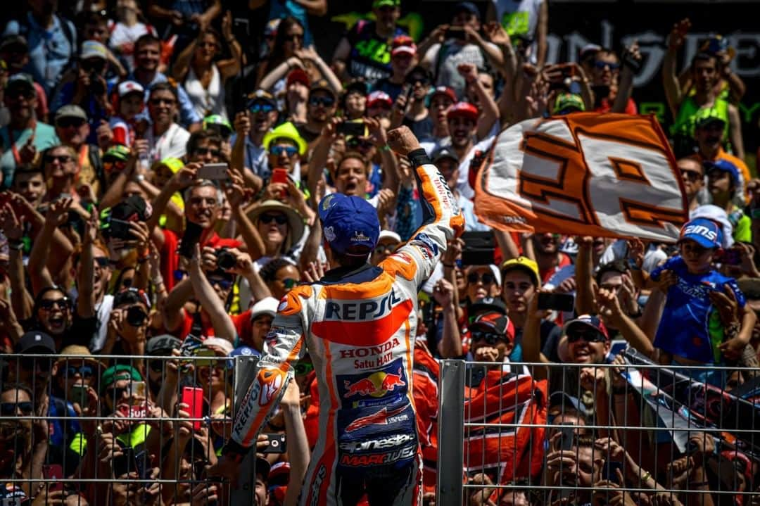 MotoGPさんのインスタグラム写真 - (MotoGPInstagram)「That winning feeling on home soil 🥳 // #CatalanGP 🏁 #MM93 #MotoGP70 #MotoGP #Motorcycle #Racing #Motorsport #Throwback #TBT #ThrowbackThursday」6月21日 2時01分 - motogp