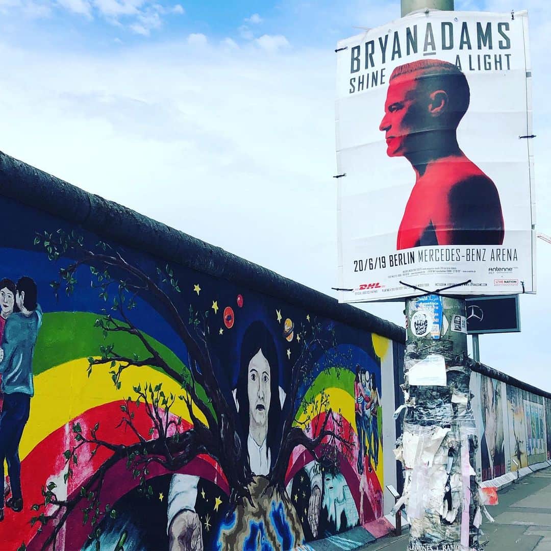 ブライアン・アダムスのインスタグラム：「Welcome to Berlin! See you at the show tonight! (Thanks to Jae for the photo) #berlinwall #bryanadamsshinealight」