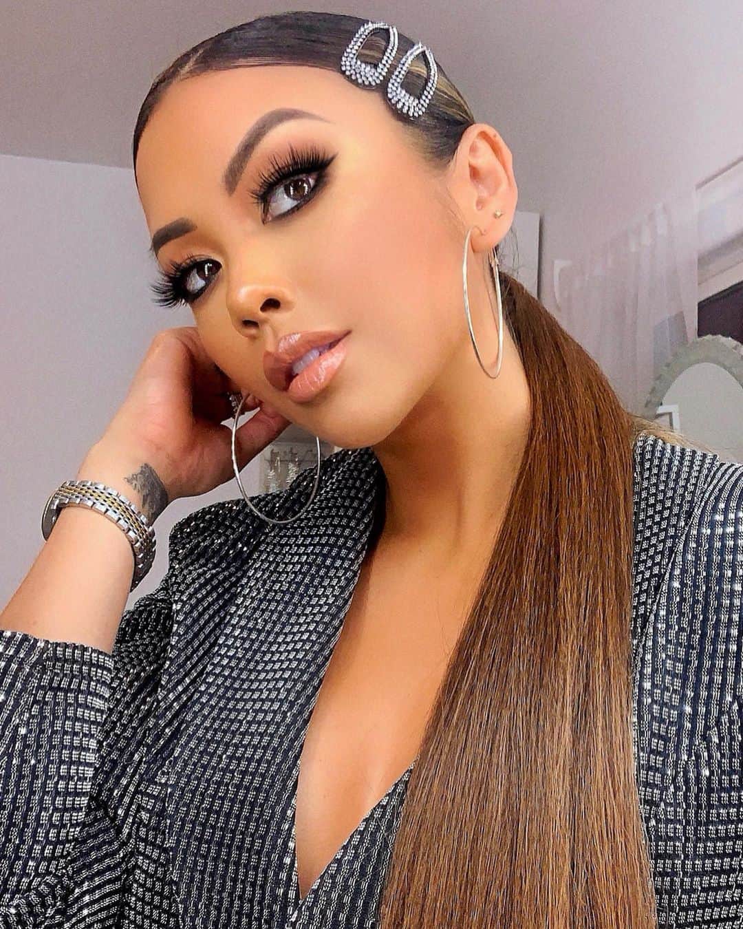 リアン Vのインスタグラム：「Dolled up! Love a soft glam with some lashes ✨」