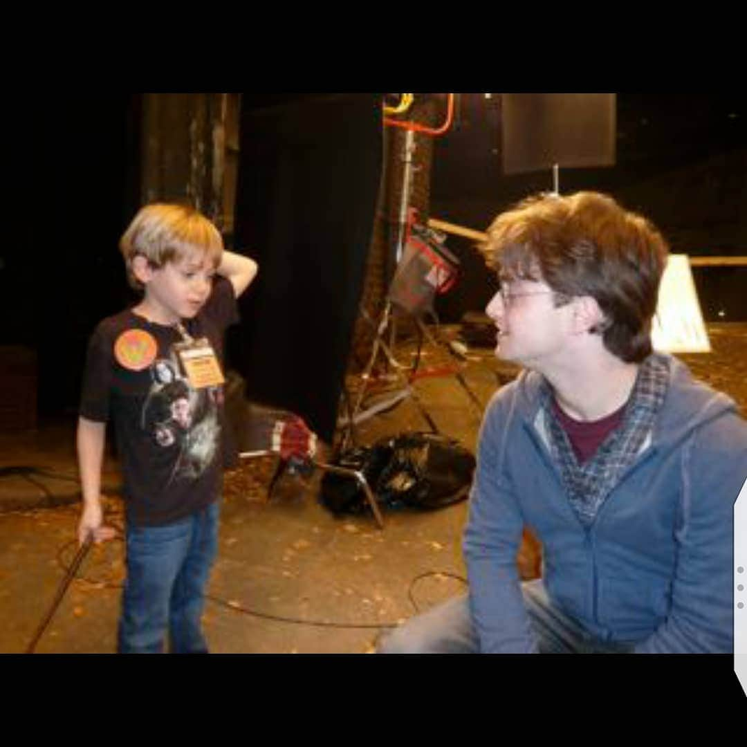 サラ・ジェシカ・パーカーさんのインスタグラム写真 - (サラ・ジェシカ・パーカーInstagram)「#tbth to that moment 10 years ago when a certain little fellow meets the gracious and lovely Daniel Radcliff and he allows that that same certain little fellow to wear  and hold THE glasses and THE wand. X, SJ」6月21日 1時55分 - sarahjessicaparker