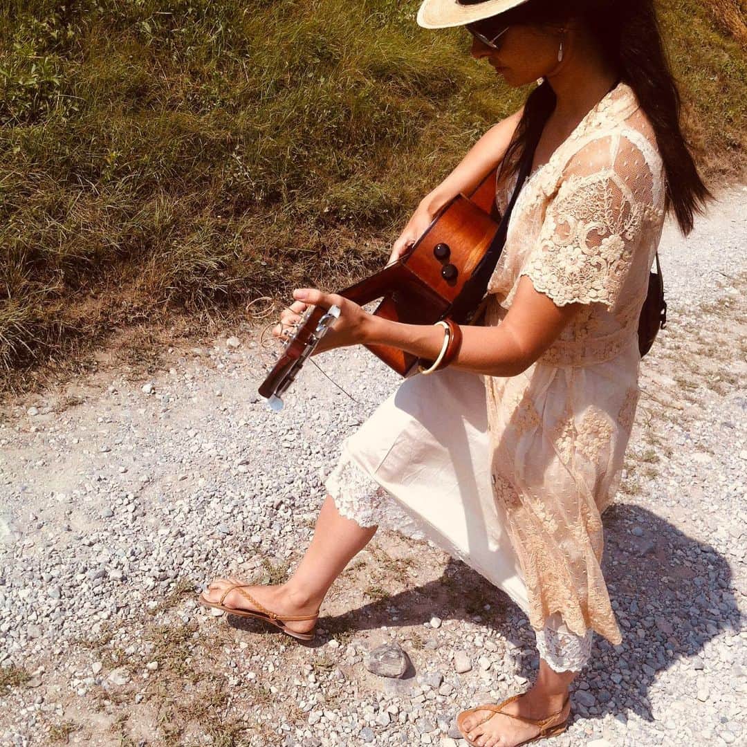 マギー・グレイスのインスタグラム：「✨@miamaestro ✨ This magical, gracious & wise woman is on my mind, still sending her birthday love halfway around the world, where no doubt she’s lighting up every room she walks in! 💫」